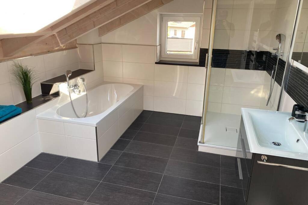 Lichtdurchflutete Wohnung Mit Grosser Dachterrasse Bruckmühl المظهر الخارجي الصورة